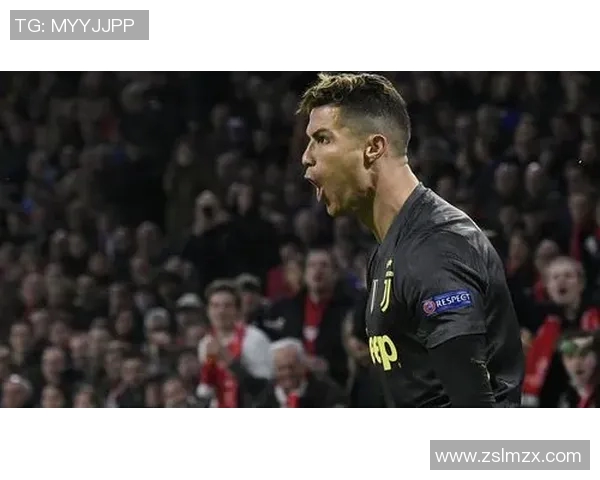 球迷冲进场内抢C罗球衣欧冠赛场上演奇葩一幕引发热议 球迷冲进场内抢C罗球衣欧冠赛场上演奇葩一幕引发热议